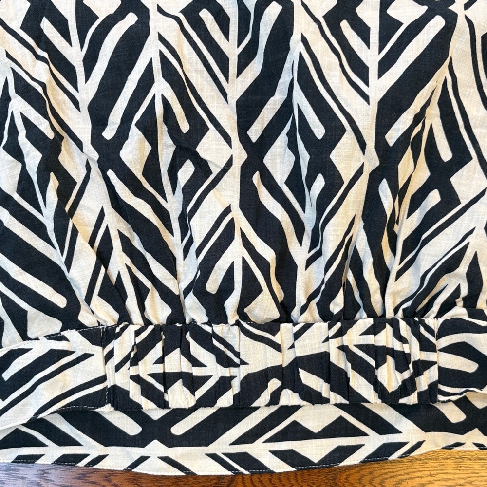 Banana Republic Black and Cream Cropped Geometric Top Medium - Picture 14 of 15